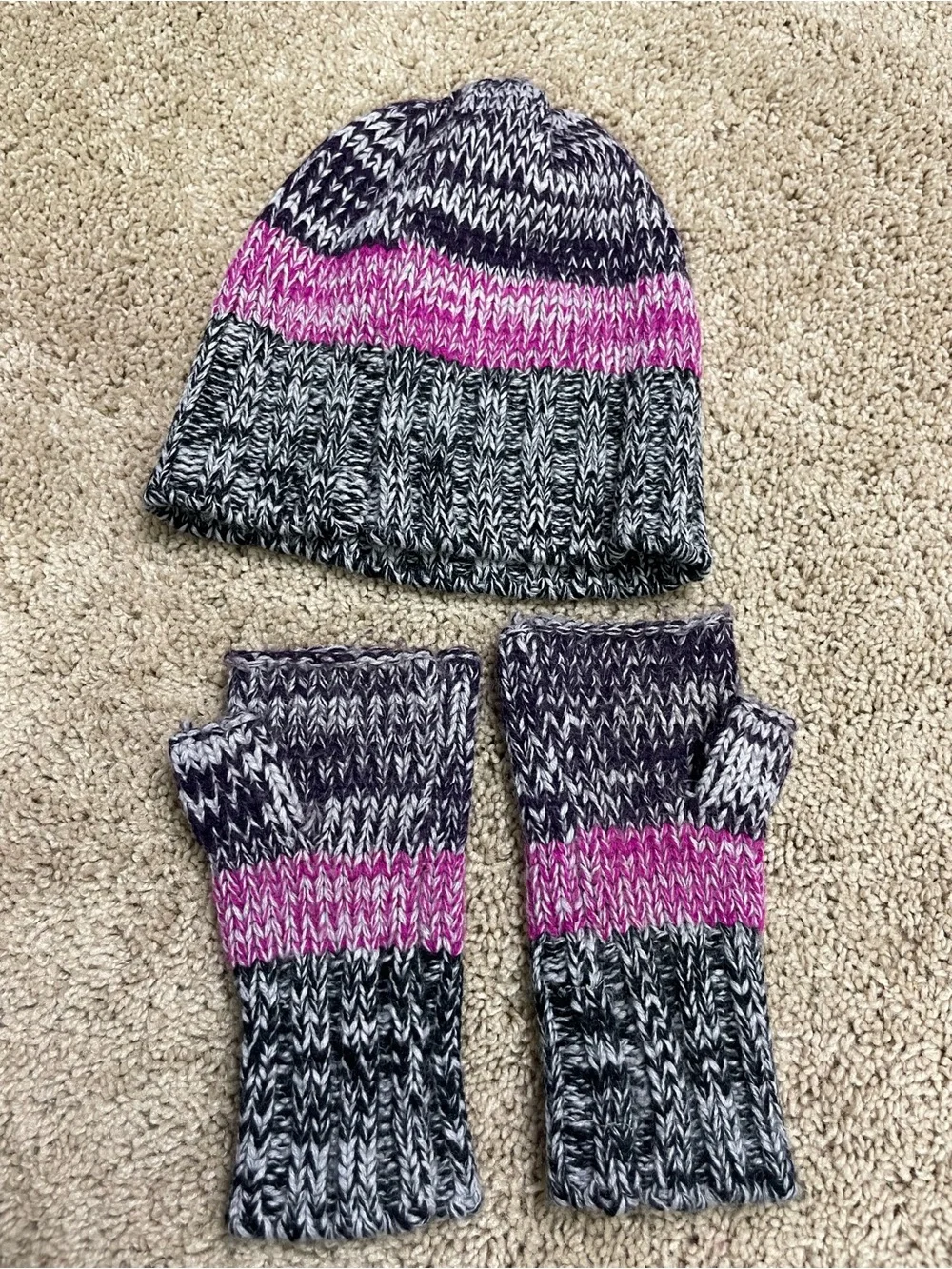 Shiraleah Black, Gray &‎ Magenta Knit Beanie with Fingerless Gloves